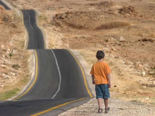 мальчик идущий по дороге